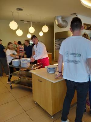 Praktyki technikum żywienia i usług gastronomicznych na sali w restauracji