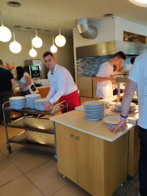 Praktyki technikum żywienia i usług gastronomicznych na sali w restauracji