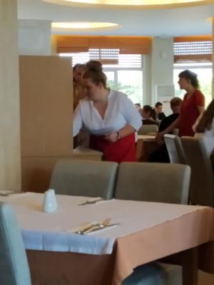 Praktyki technikum żywienia i usług gastronomicznych na sali w restauracji