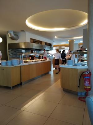 Praktyki technikum żywienia i usług gastronomicznych na sali w restauracji