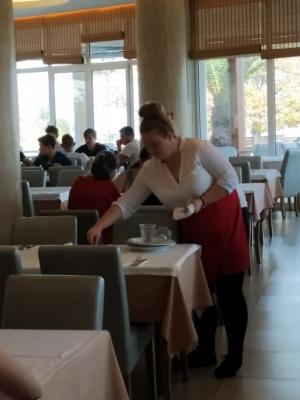 Praktyki technikum żywienia i usług gastronomicznych na sali w restauracji