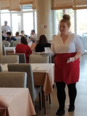 Praktyki technikum żywienia i usług gastronomicznych na sali w restauracji