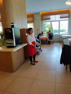 Praktyki technikum żywienia i usług gastronomicznych na sali w restauracji