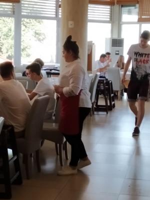 Praktyki technikum żywienia i usług gastronomicznych na sali w restauracji