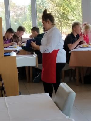 Praktyki technikum żywienia i usług gastronomicznych na sali w restauracji