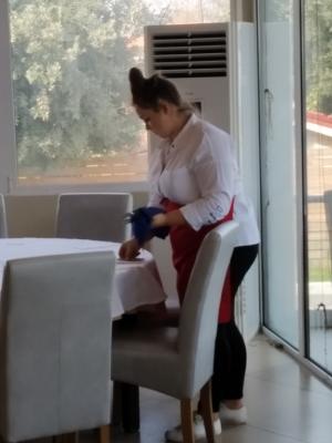 Praktyki technikum żywienia i usług gastronomicznych na sali w restauracji