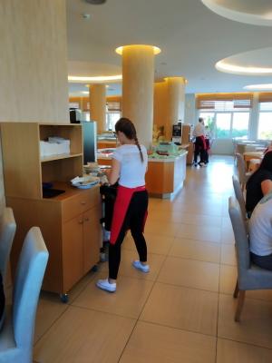 Praktyki technikum żywienia i usług gastronomicznych na sali w restauracji