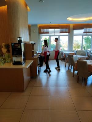 Praktyki technikum żywienia i usług gastronomicznych na sali w restauracji