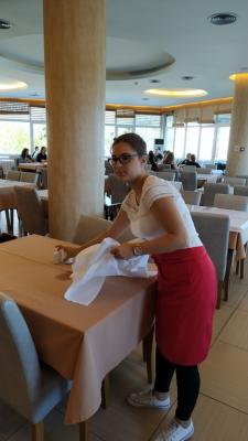 Praktyki technikum żywienia i usług gastronomicznych na sali w restauracji