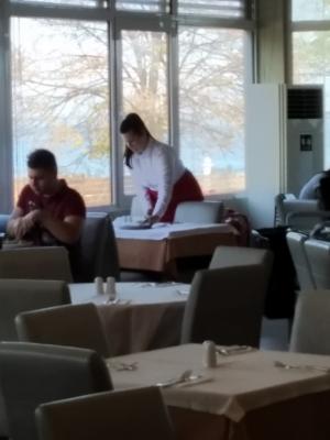 Praktyki technikum żywienia i usług gastronomicznych na sali w restauracji