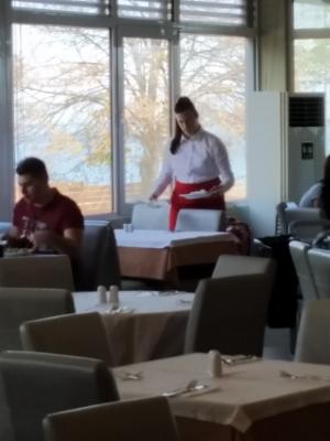 Praktyki technikum żywienia i usług gastronomicznych na sali w restauracji