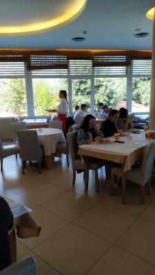 Praktyki technikum żywienia i usług gastronomicznych na sali w restauracji