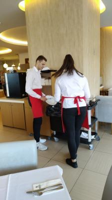 Praktyki technikum żywienia i usług gastronomicznych na sali w restauracji