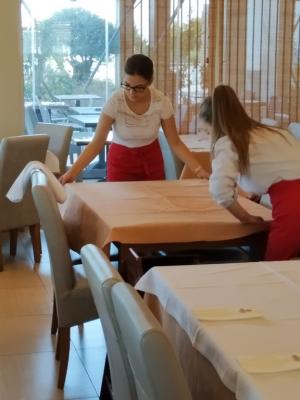 Praktyki technikum żywienia i usług gastronomicznych na sali w restauracji