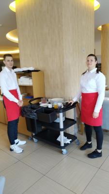 Praktyki technikum żywienia i usług gastronomicznych na sali w restauracji