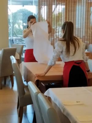 Praktyki technikum żywienia i usług gastronomicznych na sali w restauracji