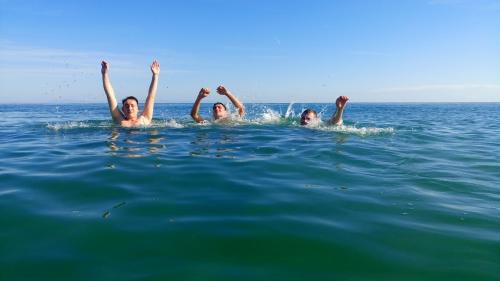 Kąpiel w morzu w listopadzie