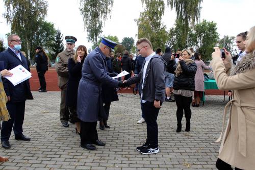 Ślubowanie klas pierwszych i drugich w Zespole Szkół nr 1